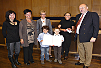 Prof. Dr. Niekisch gratuliert Vertretern des Kindergarten WELTentdecker, Preisträger der Kategorie 3
