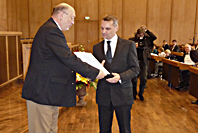 Prof. Dr. Niekisch gratuliert Dr. Peter-Hinrich Pratje, Preisträger der Kategorie 2
