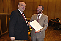 Prof. Dr. Niekisch gratuliert Robert Muir, Preisträger der Kategorie 2